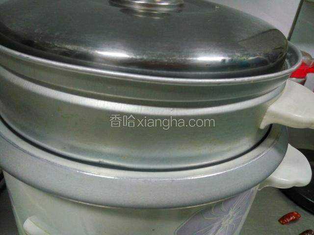 上蒸锅蒸15分钟左右，我是在电饭锅上顺便蒸的。