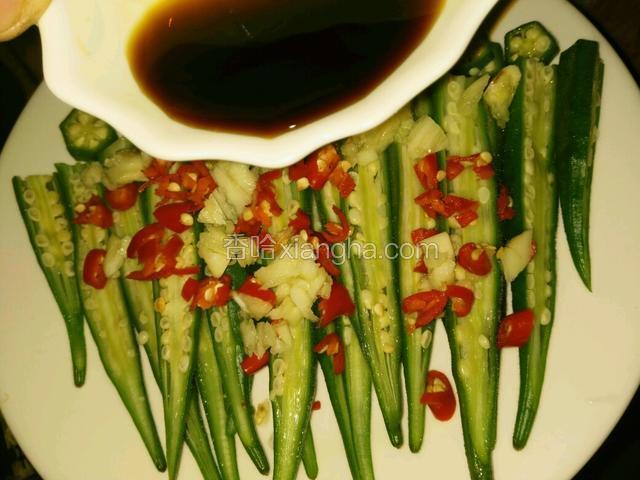 小碗里准备酱油淋在上面