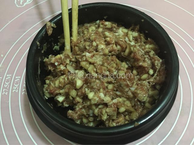 猪肉馅加入香菇碎，葱末，姜末，油，盐，酱油，香油顺时针搅拌上劲静置入味