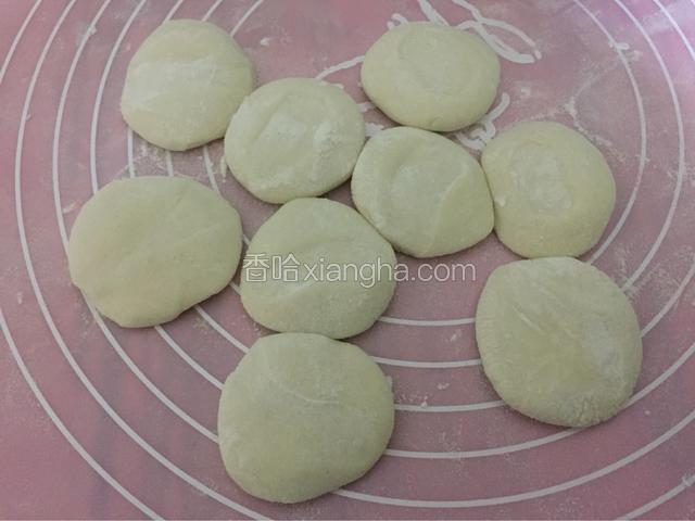 撒适量干面粉按压成饼