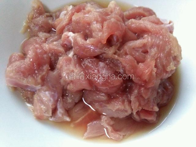 里脊肉洗净切片用黄酒和盐盐制十五分钟