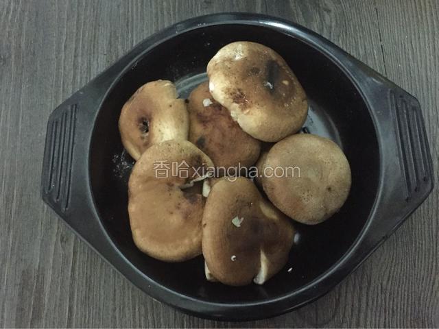 香菇去蒂洗净焯熟，剁成香菇碎备用