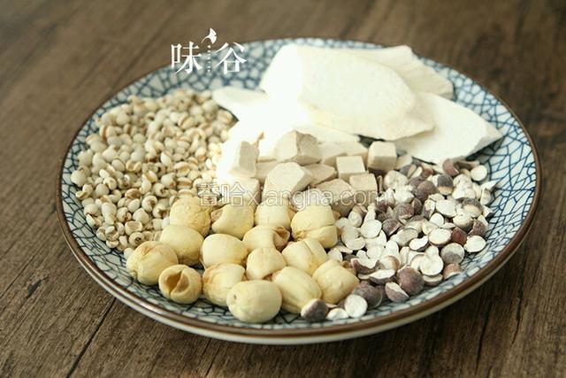 准备好配料。