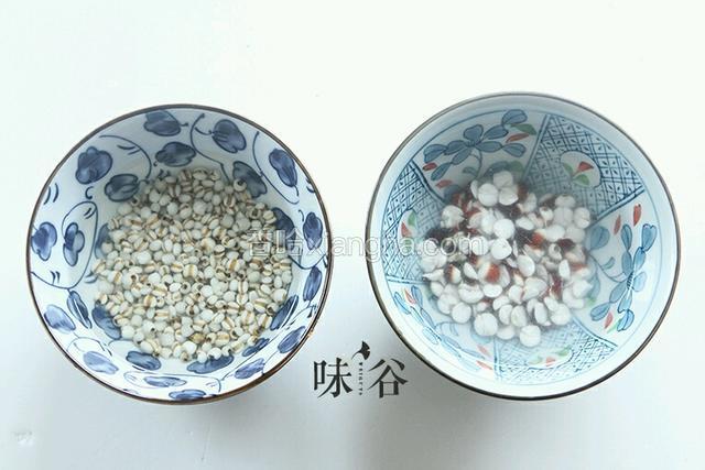 薏米和芡实这些难煮的食材提前浸泡1小时。