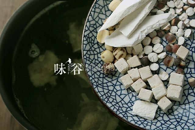 将猪骨、薏仁、莲子、淮山、芡实和茯苓用放入锅中，倒入适量清水，大火烧沸后用小火烧煮60分钟。