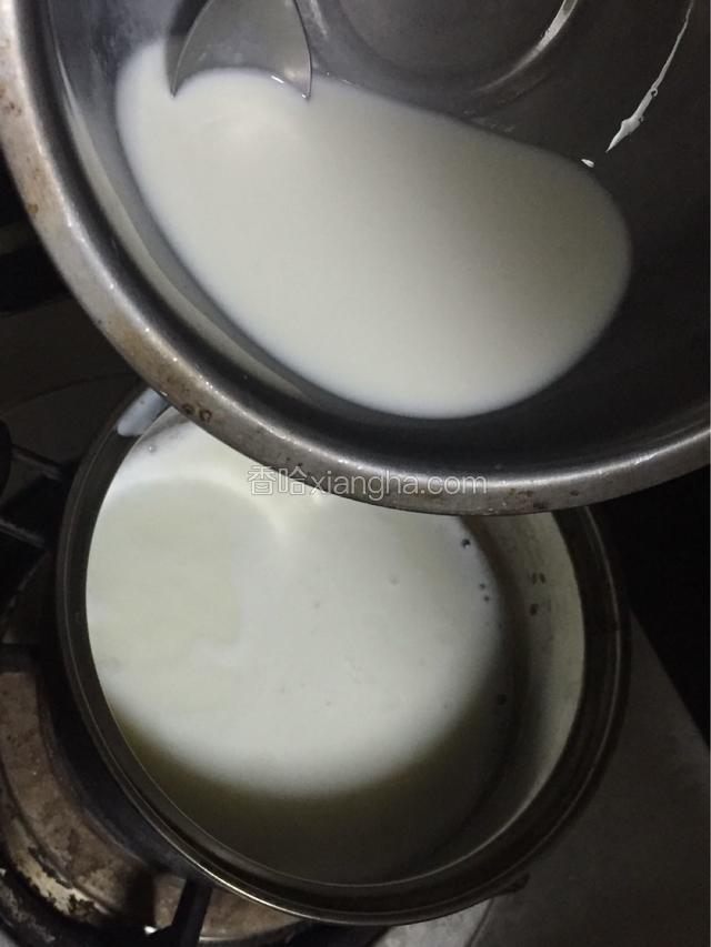 熬开了把搅拌均匀的玉米淀粉液加入锅中不断搅拌，转小火。