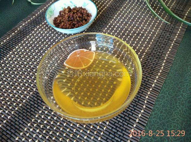 晾凉后，花椒姜片捞出，花椒油就做好了