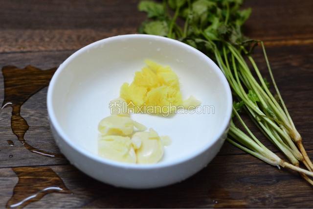 姜蒜洗好拍碎备用。
