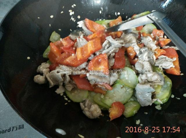 将肉片彩椒一起倒入锅中，并放入生抽和盐，继续翻炒片刻，关火
