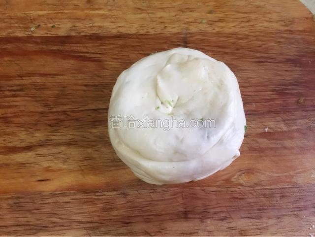 长条面圈起来成饼状。