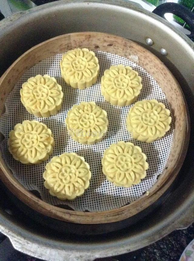 依次做好上锅隔水蒸十五分钟。
