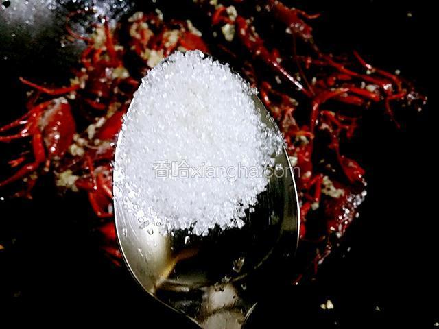 白糖三克，然后翻炒均匀