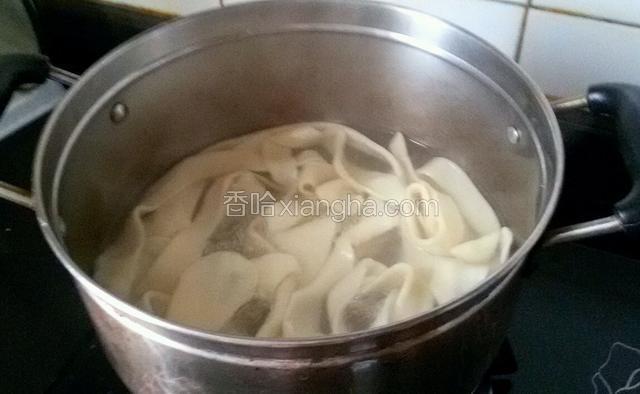 然后抻面煮开，面的宽窄由自己掌握。