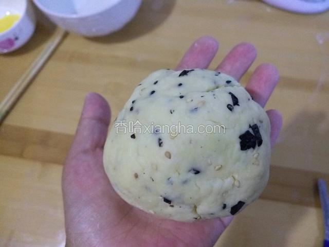 揉成面团就可以了 松弛半个小时