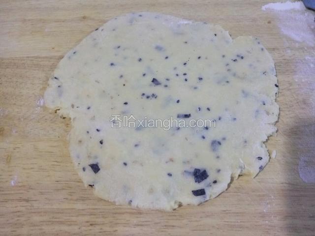 沾少许面粉 擀成半厘米厚的面片