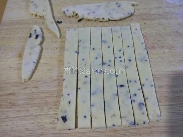 切去不规则的边 切成一厘米宽的条