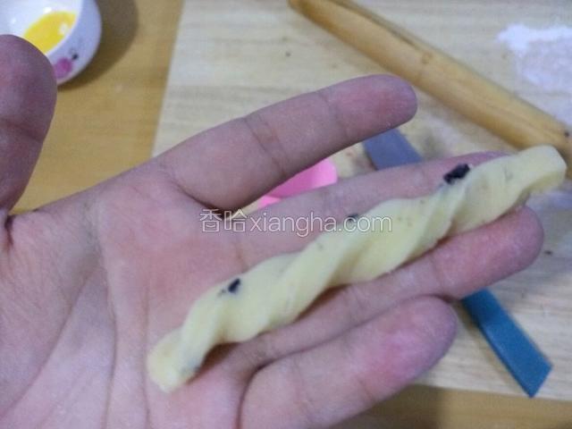 两头拿住 稍微拧几下