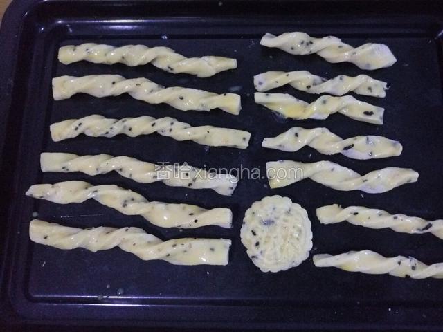 放入烤盘 刷蛋液 180度 25分钟