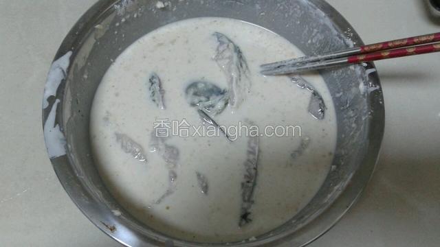 从冰箱取出腌制好的鱼块，全部倒入面糊中搅匀。（鱼块可以挂上面糊即可，但不要太稠。）