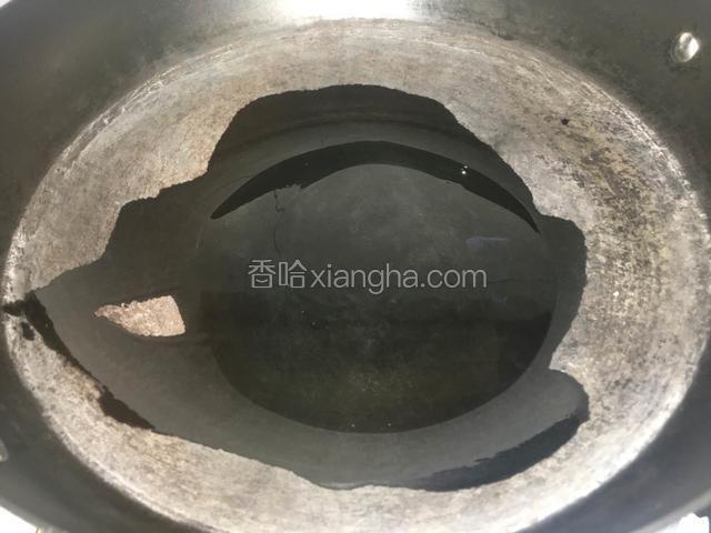锅内少许植物油，烧热，小火煎蛋皮。