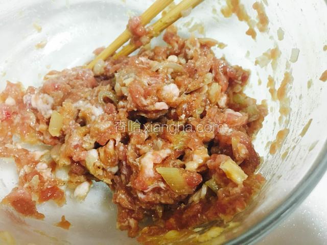 猪肉用少许葱花、盐、海鲜酱油和成饺子馅。