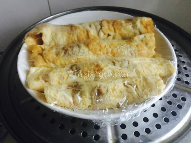 包上保鲜膜，上屉蒸十分钟熟。