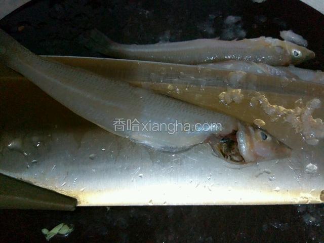 腌制好的鱼去掉鱼鳞和肚子的杂物，
