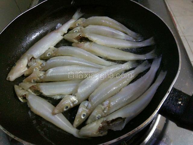 锅里热干放适量的油，把鱼一条条码下去，