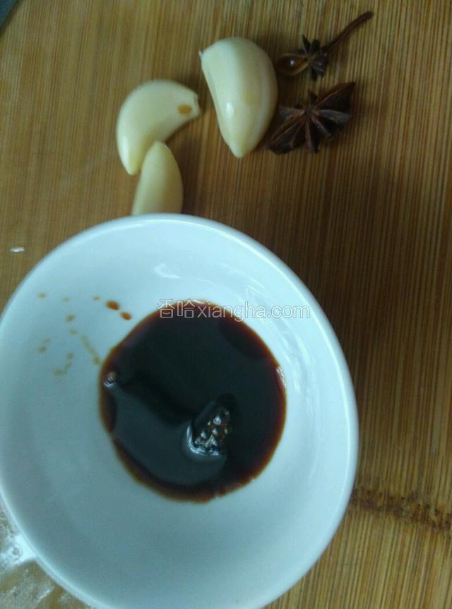 准备姜、蒜、酱油。