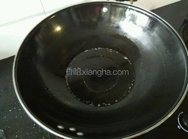 油锅烧热，油不需太多，一会肉还会出油。