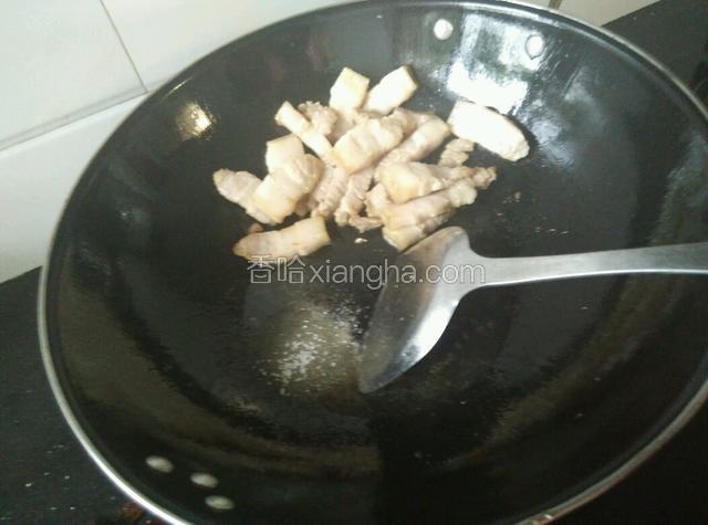 炒至变色，把肉扒一边，下一匙白糖炒化，注意用中小火，火一大容易烧焦，那就前功尽弃了。