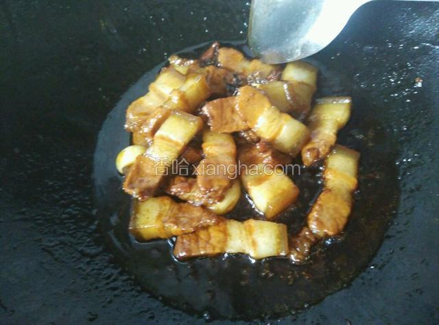 煮开后小伙慢煮，一直到肉能轻易扎透，此时如果汤汁还多，可稍微开大火收浓汤汁，注意不要把锅壁烧焦了，火苗大小应保持在有汤的位置为好。