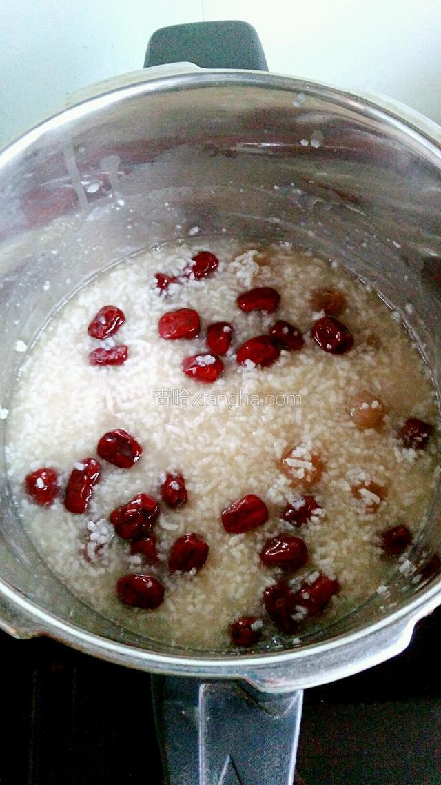 开大火，水沸腾后倒入浸泡好的大米，转小火，盖上锅盖，熬煮二十分钟即可。喜欢稀烂点的可以继续熬一下，不过要搅拌一下，因为粥已经很稠了容易焦了锅底。