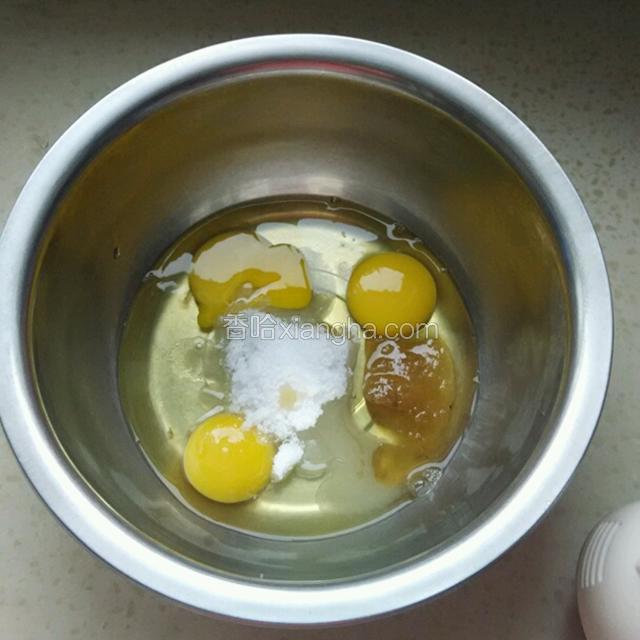 鸡蛋打入无水无油的盆中，放入称重好的白砂糖，蜂蜜。