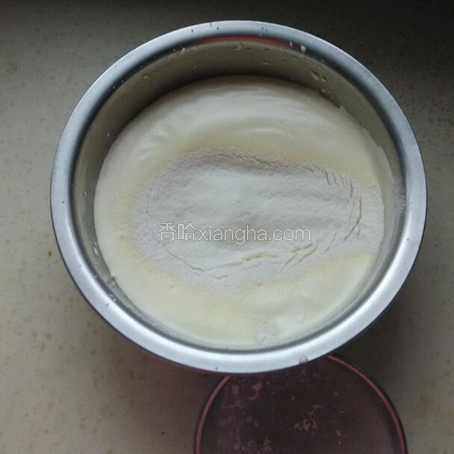 倒入过筛后的面粉