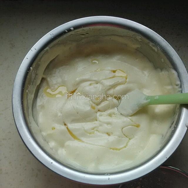 倒入玉米油，依然是上下翻拌均匀。