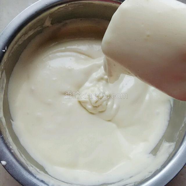 翻拌好的面糊，用硅胶铲铲起来可以顺滑的滴落。