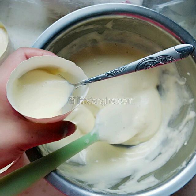用吃饭的勺子，一勺勺舀到纸杯中，这时候可以预热烤箱，160度。