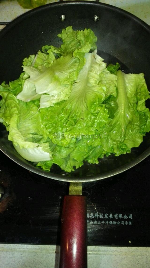 锅中加入适量的清水，煮沸，滴几滴色拉油（保持菜的色泽鲜亮），生菜过水。无需煮，生菜可生吃，过水就捞出晾凉