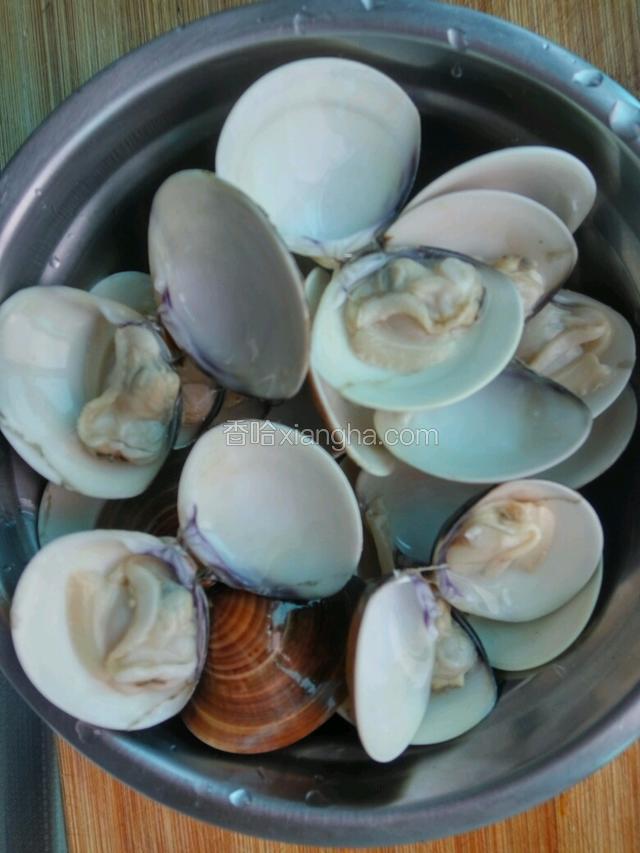 捞出后用清水逐个洗干净，以防还有沙子。