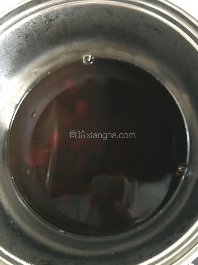 十分钟后把红糖放进去小火煮十分钟关火焖五分钟