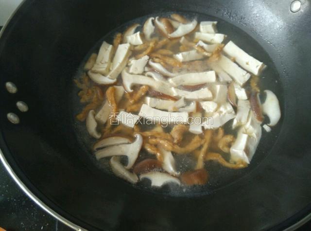 加入肉丝，加少许盐和胡椒粉。
