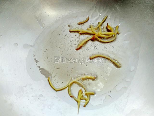起锅，加适量油。油温六成热，加姜丝爆香。