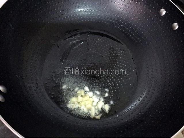 锅中倒入适量的油烧热后放入蒜姜末爆香