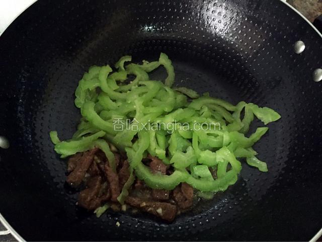 放入苦瓜翻炒片刻