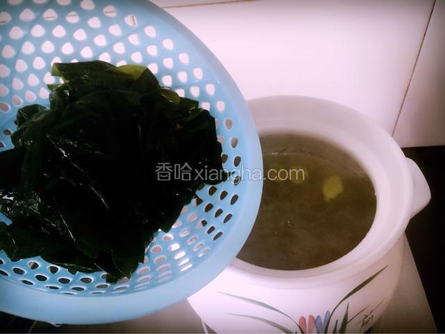 待煲汤锅内水煮沸时，放入洗净的海带，小火慢炖