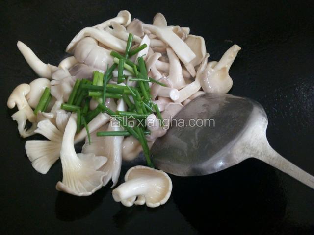 炒至平菇稍软加入葱段