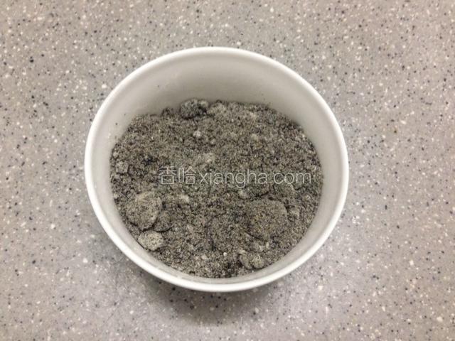 黑芝麻和白砂糖混合，用料理机打成粉末，然后与糯米粉混合拌匀