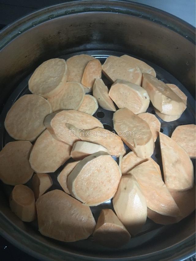 蕃薯去皮蒸熟，放凉备用