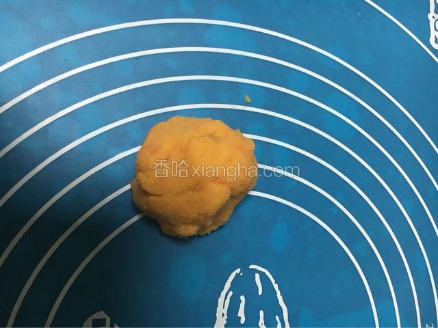 
使用的是50g的月饼模，将蕃薯泥等分成43g左右